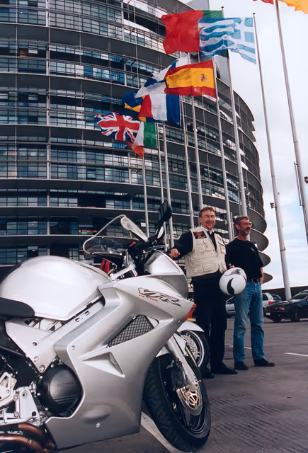 Nuotrauka 11: Motorbikes are parked in front of the LOW building in Strasbourg during a bikers protest