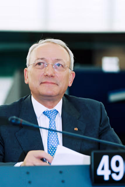 Fotografia 2: MEP Peter Michael MOMBAUR attends a plenary session in Strasbourg