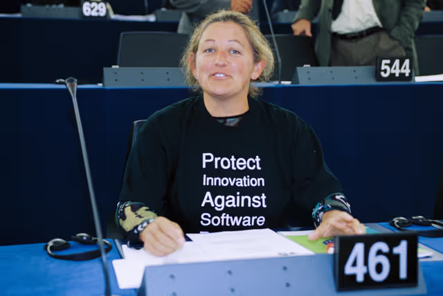 Φωτογραφία 5: MEPs wear t-shirts with a slogan that reads 'Protect innovation against software patents'