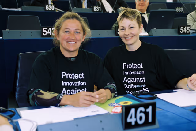Φωτογραφία 1: MEPs wear t-shirts with a slogan that reads 'Protect innovation against software patents'