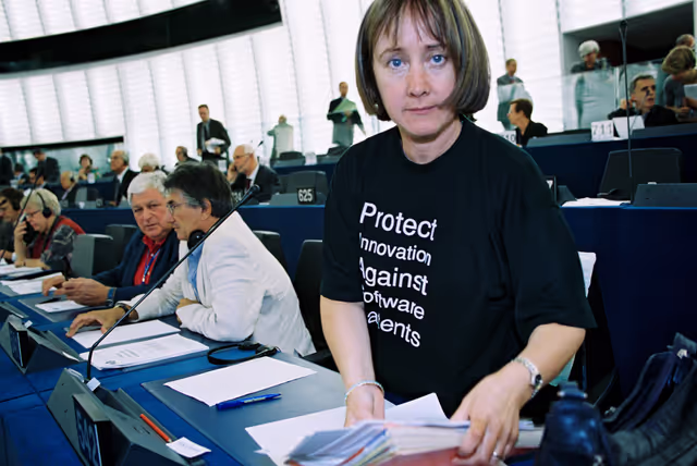 Φωτογραφία 2: MEPs wear t-shirts with a slogan that reads 'Protect innovation against software patents'