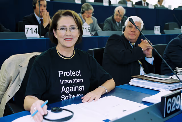 Φωτογραφία 3: MEPs wear t-shirts with a slogan that reads 'Protect innovation against software patents'