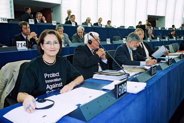 Φωτογραφία 4: MEPs wear t-shirts with a slogan that reads 'Protect innovation against software patents'