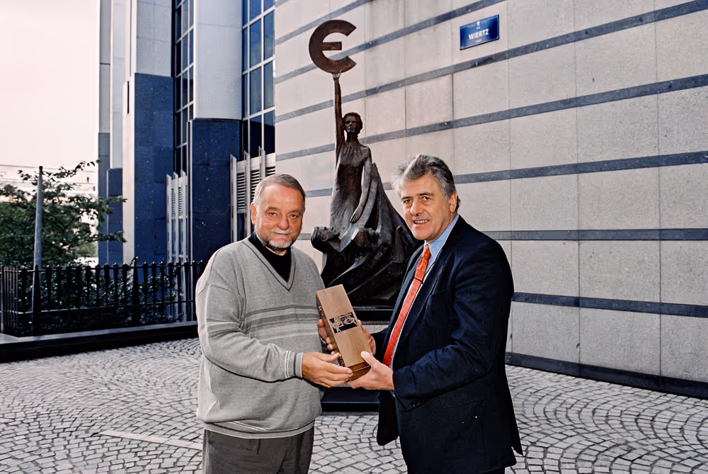 Mr BLAK and Mr NICHOLSON with a gift for the president