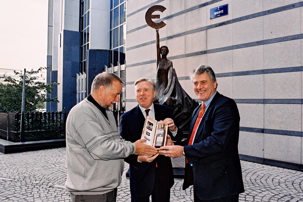 Pat COX - EP President receives a gift from Mr BLAK and Mr NICHOLSON