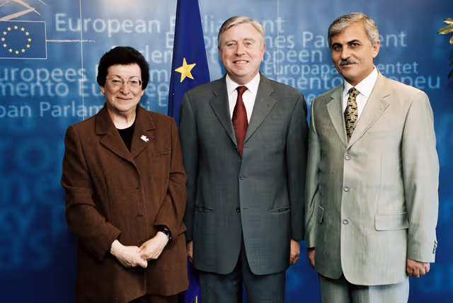 Nuotrauka 5: Pat COX EP President meets Naomi Chazan, Vice-President of the Knesset and Jamal Zakhout, Palestinian from Gaza City at the European Parliament in Strasbourg