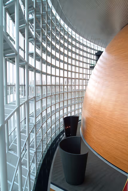 Foto 6: View inside the European Parliament building Louise Weiss in Strasbourg - LOW