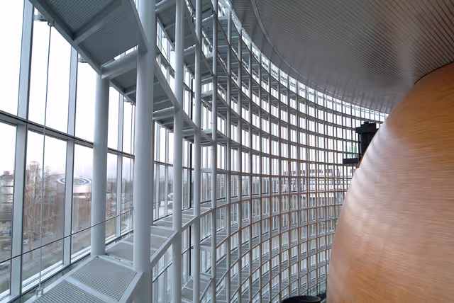 Foto 5: View inside the European Parliament building Louise Weiss in Strasbourg - LOW