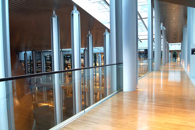 Foto 4: View inside the European Parliament building Louise Weiss in Strasbourg - LOW