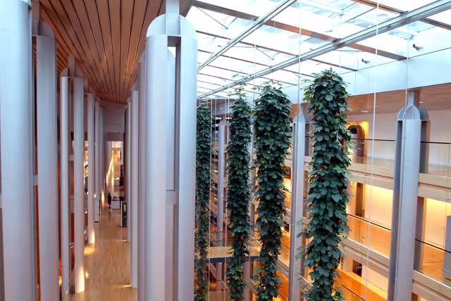 Foto 3: View inside the European Parliament building Louise Weiss in Strasbourg - LOW