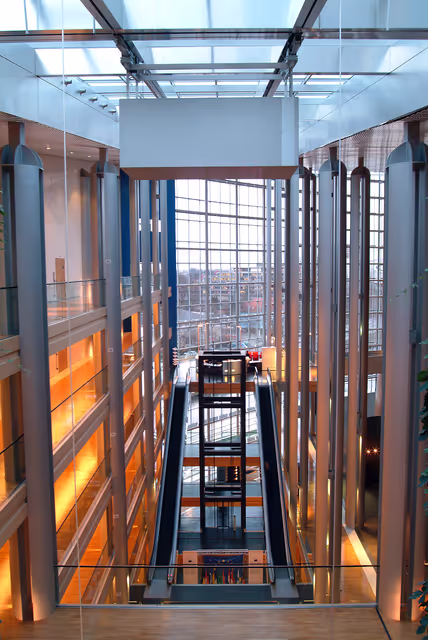 Foto 2: View inside the European Parliament building Louise Weiss in Strasbourg - LOW