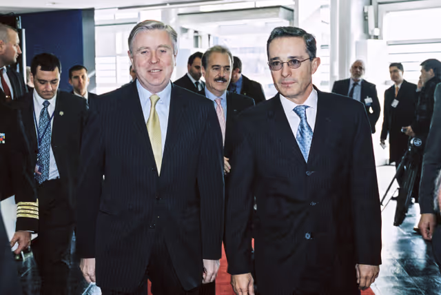 Photo 13 : Pat COX - EP President welcomes Alvaro URIBE VELEZ, President of Colombia