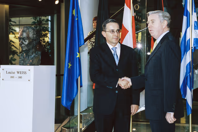 Photo 8 : Pat COX - EP President meets with Alvaro URIBE VELEZ, President of Colombia
