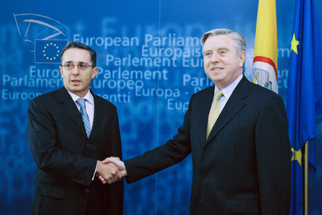 Photo 9 : Pat COX - EP President meets with Alvaro URIBE VELEZ, President of Colombia