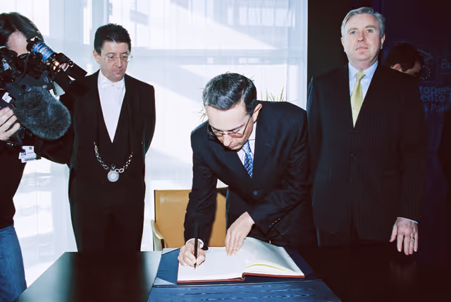 Photo 10 : Pat COX - EP President meets with Alvaro URIBE VELEZ, President of Colombia