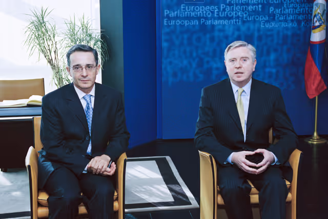 Photo 11 : Pat COX - EP President meets with Alvaro URIBE VELEZ, President of Colombia