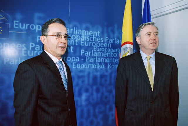 Photo 6 : Pat COX - EP President meets with Alvaro URIBE VELEZ, President of Colombia at the European Parliament in Strasbourg