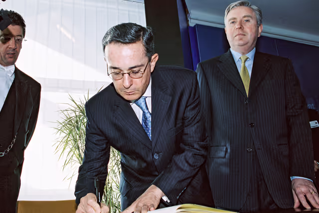 Photo 4 : Pat COX - EP President meets with Alvaro URIBE VELEZ, President of Colombia at the European Parliament in Strasbourg