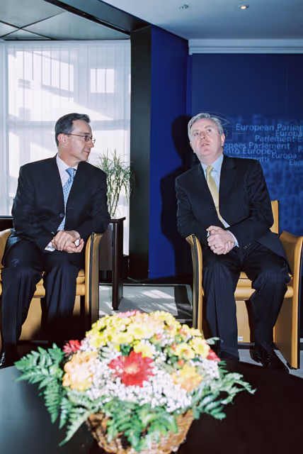 Photo 2 : Pat COX - EP President meets with Alvaro URIBE VELEZ, President of Colombia at the European Parliament in Strasbourg