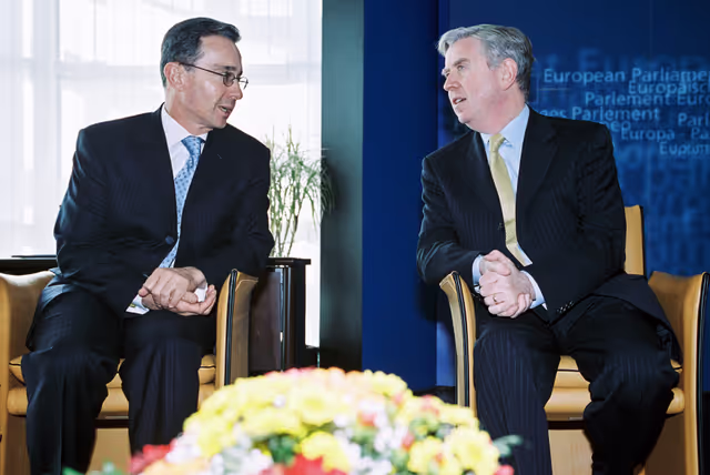 Photo 1 : Pat COX - EP President meets with Alvaro URIBE VELEZ, President of Colombia at the European Parliament in Strasbourg