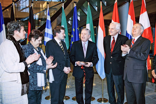 Valokuva 1: Pat COX - EP President receives gifts from MEPs