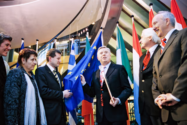 Valokuva 2: Pat COX - EP President receives gifts from MEPs