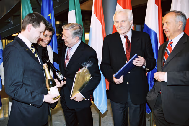 Valokuva 3: Pat COX - EP President receives gifts from MEPs