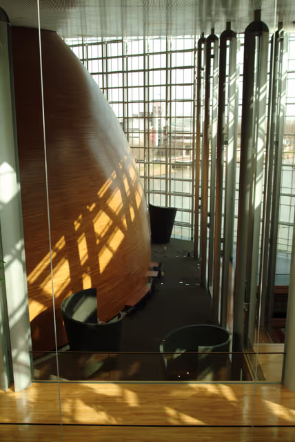 Foto 23: View inside the European Parliament Louise Weiss building in Strasbourg - LOW