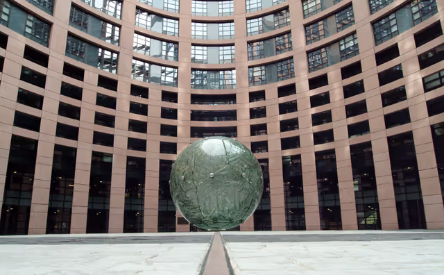 Снимка 25: Agora courtyard at the European Parliament building Louise Weiss in Strasbourg - LOW