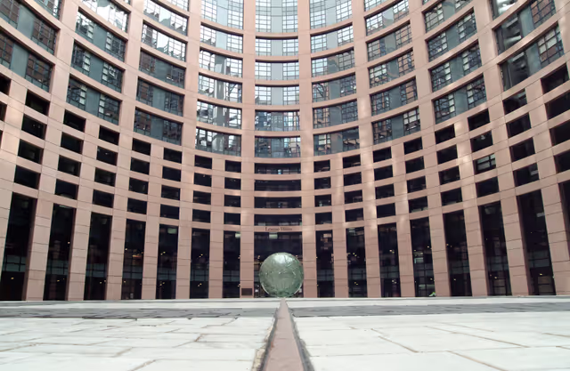 Снимка 24: Agora courtyard at the European Parliament building Louise Weiss in Strasbourg - LOW