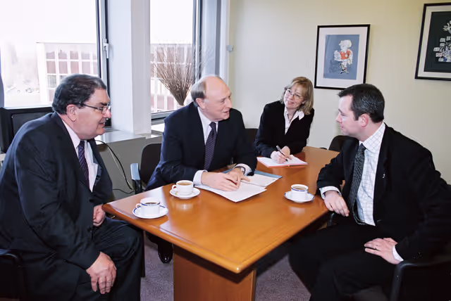 Nuotrauka 3: MEP John HUME meets with Neil KINNOCK and Martin MORGAN, Mayor of Belfast