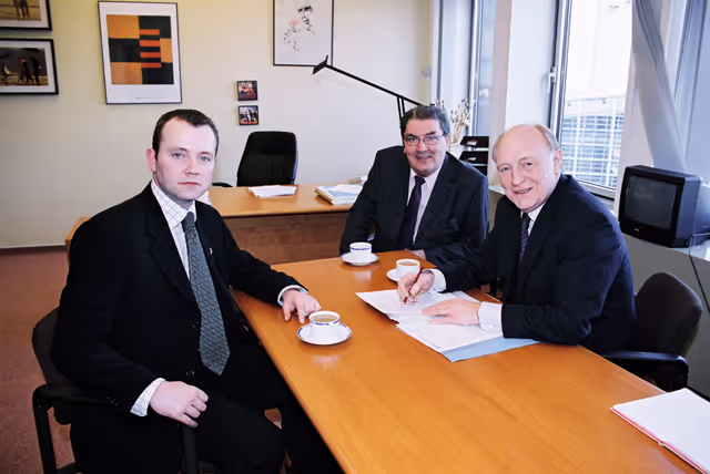 Nuotrauka 1: MEP John HUME meets with Neil KINNOCK and Martin MORGAN, Mayor of Belfast