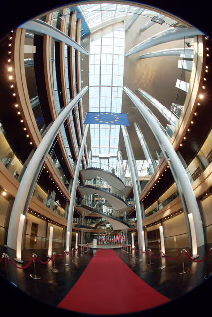 Foto 22: View inside the European Parliament Louise Weiss building in Strasbourg - LOW