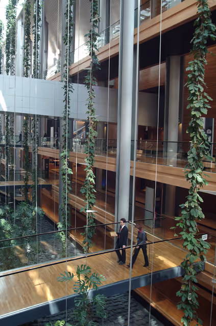 Foto 16: View inside the European Parliament Louise Weiss building in Strasbourg - LOW