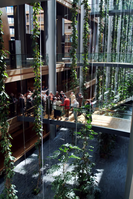 Foto 21: View inside the European Parliament Louise Weiss building in Strasbourg - LOW