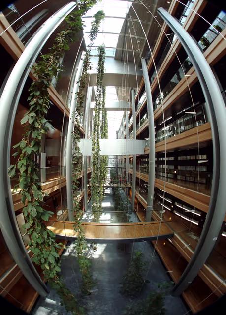 Foto 18: View inside the European Parliament Louise Weiss building in Strasbourg - LOW