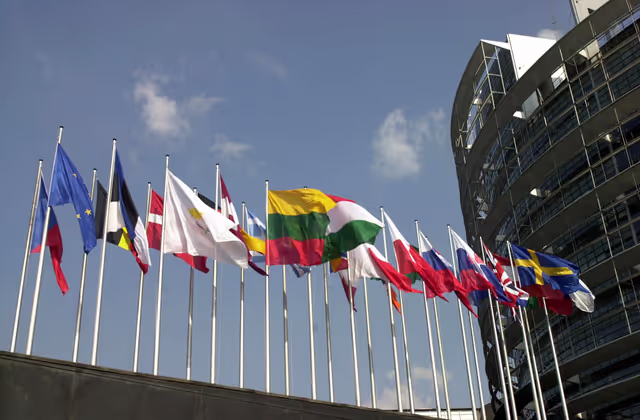 Fotografie 1: Flags of Europe in front of the LOW Building in Strasbourg