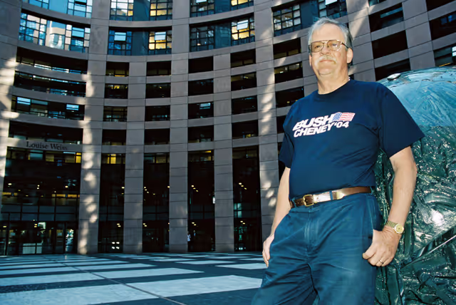 Billede 1: Portrait of Roger HELMER in front of EP Building  in Strasbourg.