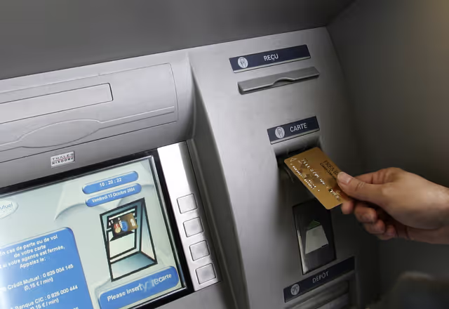 Φωτογραφία 4: Cash Withdrawal