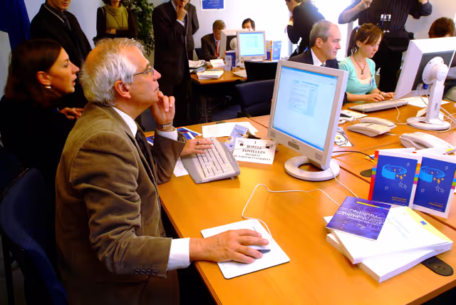 Fotografie 4: MEPs participating at a chat session on the European Constitution on the  European Schoolnet.