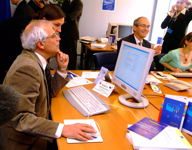 Fotografie 7: MEPs participating at a chat session on the European Constitution on the  European Schoolnet.