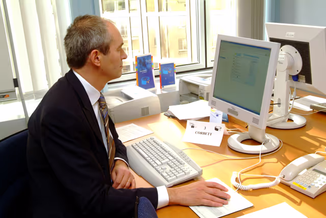 Fotografie 8: MEPs participating at a chat session on the European Constitution on the  European Schoolnet.