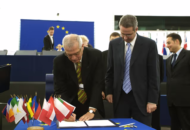 Billede 20: Signature of the Budget for 2006