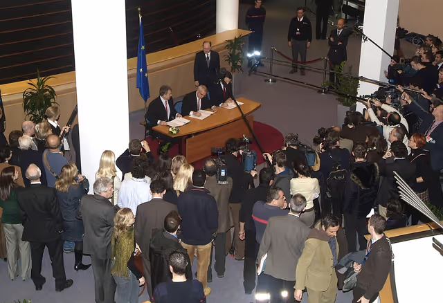 Signature of a joint EU - UK developpement policy statement between the UK Prime Minister, the EP President and the EC President.