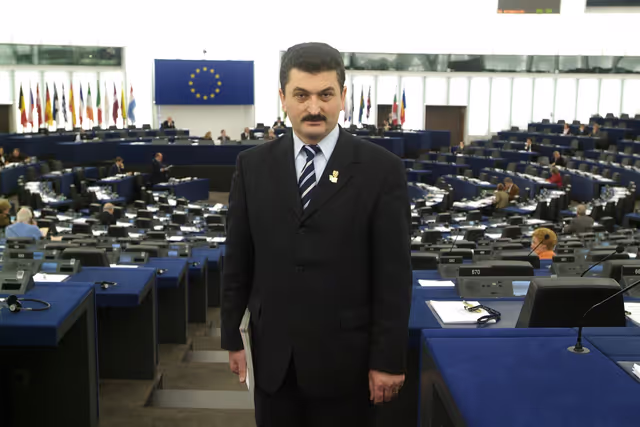 Foto 1: Portrait of MEP Radu TIRLE in Strasbourg