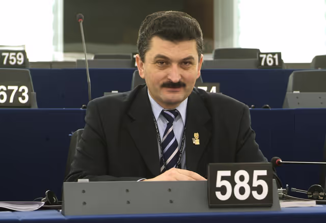 Foto 3: Portrait of MEP Radu TIRLE in Strasbourg