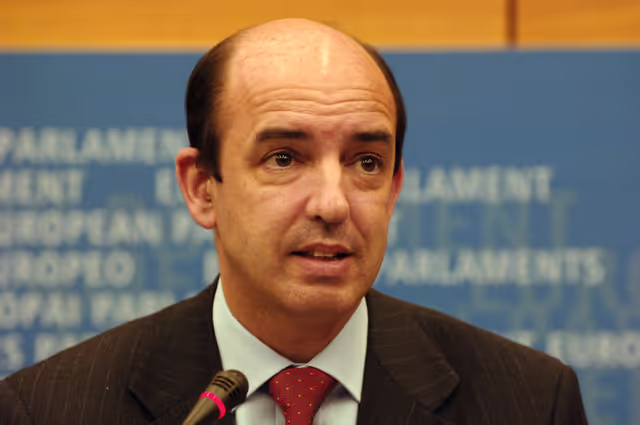 Φωτογραφία 1: Carlos COELHO in a meeting at the EP in Brussels.