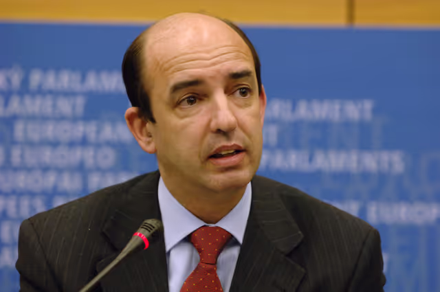 Φωτογραφία 3: Carlos COELHO in a meeting at the EP in Brussels.