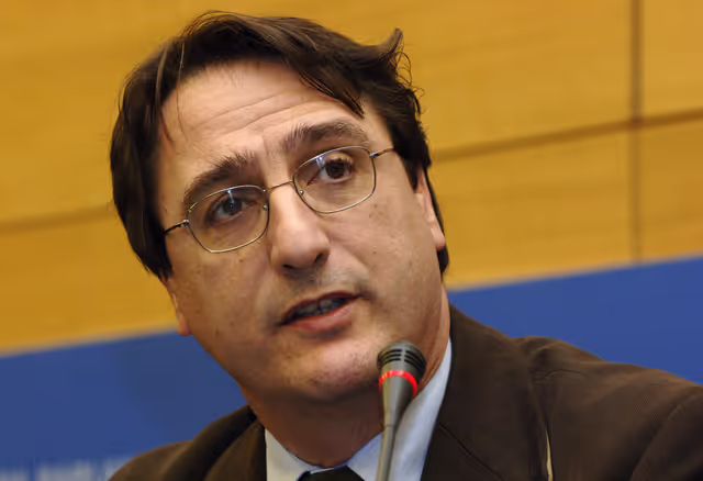 Φωτογραφία 4: Claudio FAVA in a meeting at the EP in Brussels.