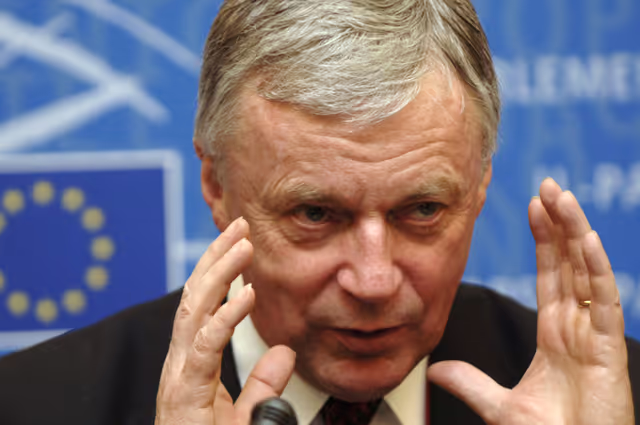 Φωτογραφία 6: Press conference by the Secretary General of the Trades Union Congress.